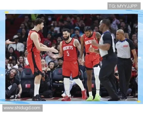 快船与火箭首战激烈对决球迷期待精彩瞬间与战术较量